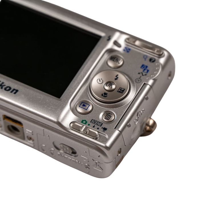 nikon L11 11.jpg